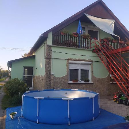 Etus Vendeghaz Villa บาลาตอนเฟนีแวช ภายนอก รูปภาพ