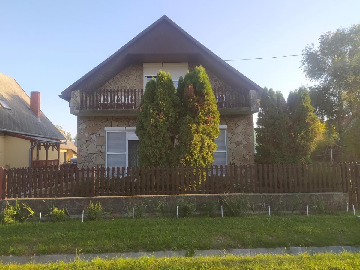 Etus Vendeghaz Villa บาลาตอนเฟนีแวช ภายนอก รูปภาพ